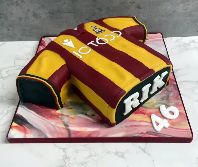 Bradford City football shirt birthday cake. The macron claret and amber 2022/23 season shirt. For other season shirts call us on 01132534455.